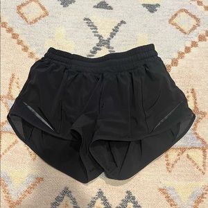 Lululemon shorty Hot low rise 2.5” shorts